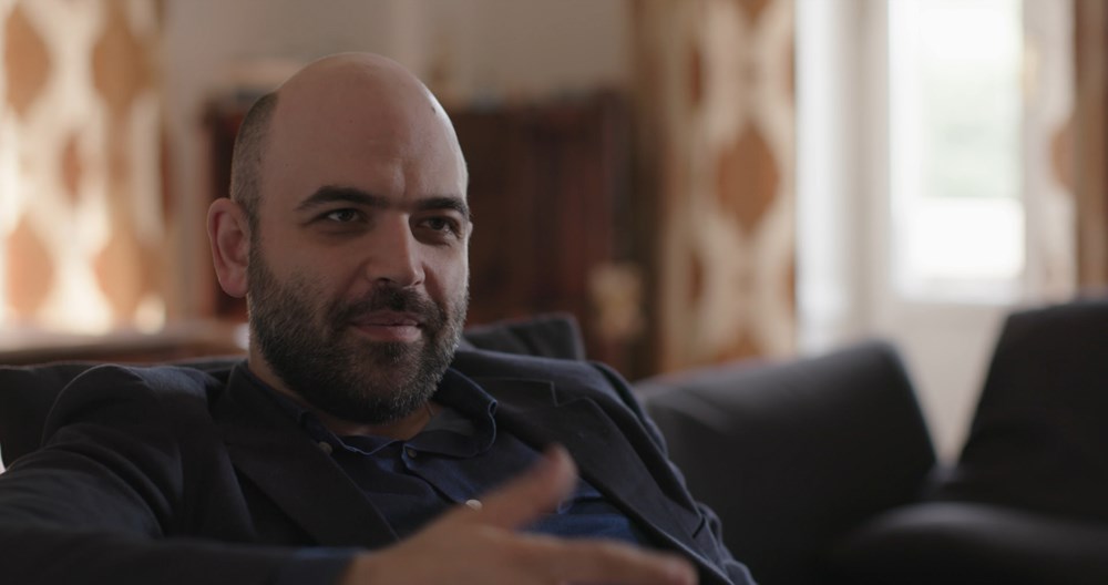 U filmu sudjeluje i Roberto Saviano, autor "Gomorre" koji zbog mafijaških prijetnji smrću živi pod policijskom zaštitom