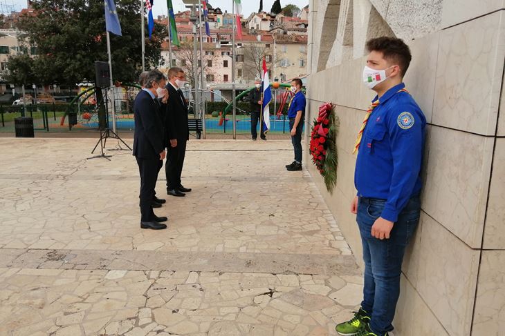 Polaganje vijenca na Spomenik palim borcima