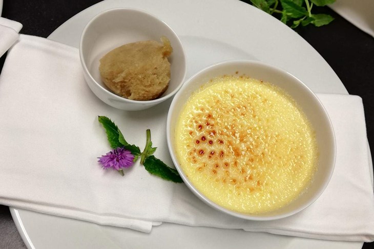 Creme brulee s lavandom (Foto: Strukovna škola Eugena Kumičića Rovinj - Scuola di formazione professionale Eugen Kumičić Rovigno)