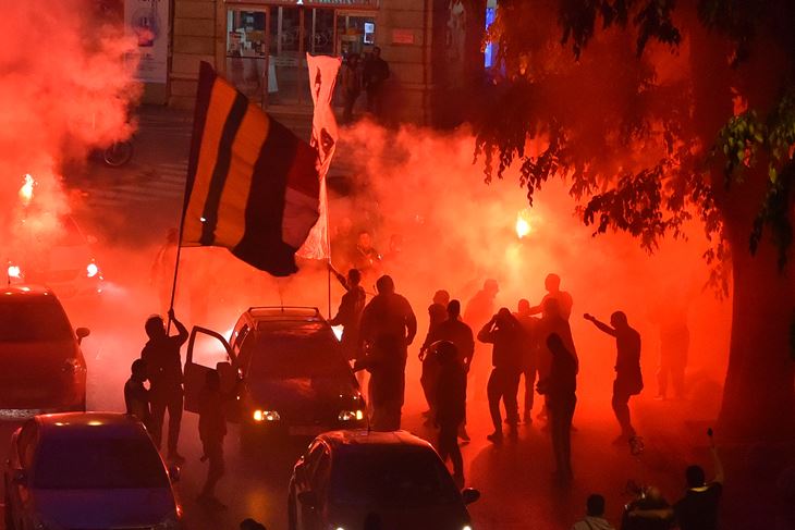 DEMONI08_dam_180521.JPG SKUPINA NAVIJACA  NK ISTRE VECERAS OKO 21 SAT NA PULSKIM DJARDINIMA SKADIRALO I PALILO BENGALKE.18.05.2021 SNIMIO DUSKO MARUSIC CICI