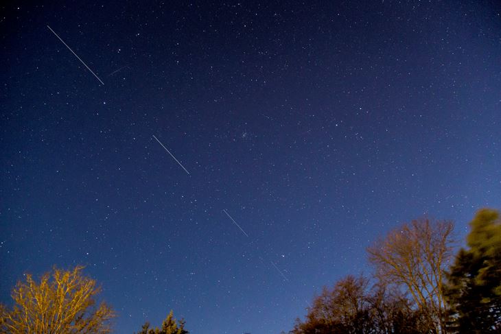 Starlink sateliti na zvjezdanom nebu (snimljeno u Danskoj) (EPA/Mads Claus RASMUSSEN)