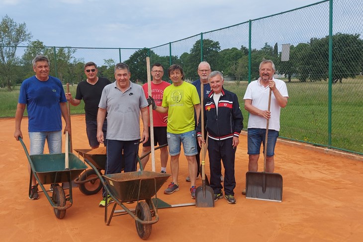 Čišćenje tenis terena