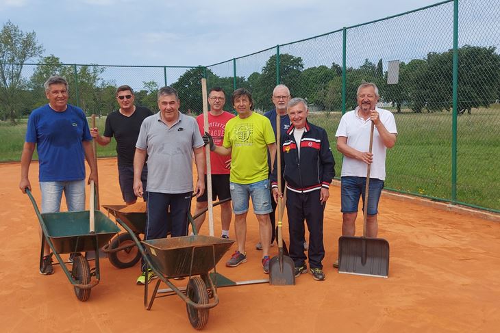 Čišćenje tenis terena