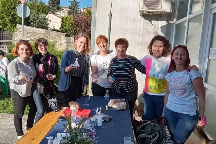 Uoči ovogodišnje humanitarne aukcije, novinarke su sudjelovale na radionici izrade sapuna (Foto: MedulinArt)