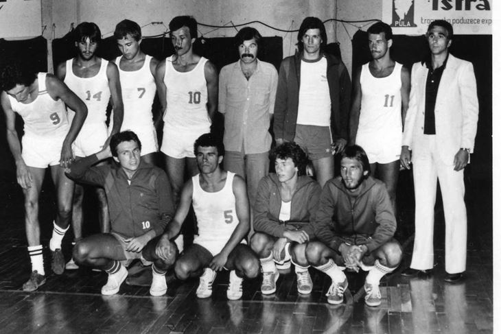 Košarkaši Stoje iz sezone 1978/79 - Stoje: Zenzerović, Kalčić, Ikić, Mišković, Sanković, Mamut, Albijanić, Jelić; čuče: Novković, Višković, Vošten i Draščić