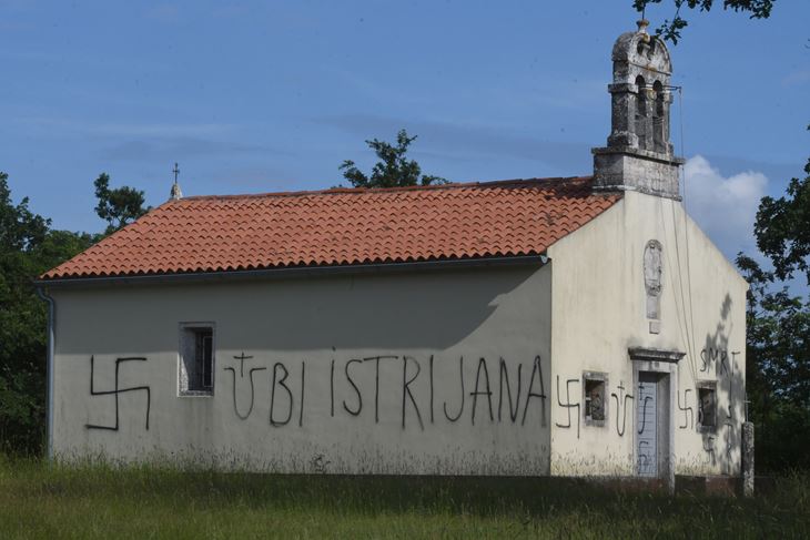 MMI_3730.JPG CRKVICA SVETOG KUZME I DAMJANA, SVETI DUH KOD RAPAVELA ISARANA KUKASTIM KRIZEVIMA I NATPISOM UBI ISTRIJANA, VISNJAN, 07.06.2021, SNIMIO MILIVOJ MIJOSEK/GLAS ISTRE