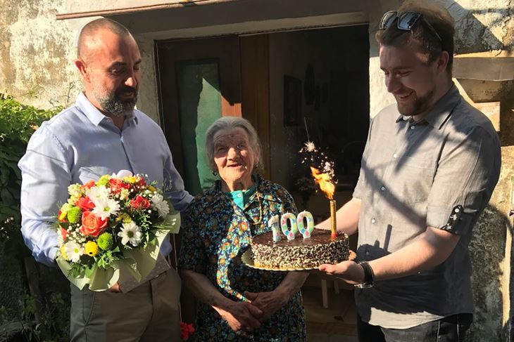 Cvijeće i torta za 100. rođendan Milke Vozila