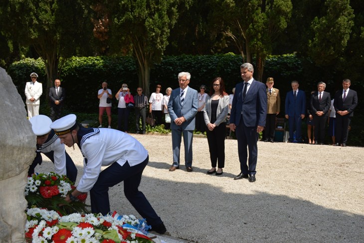 Polaganje vijenaca