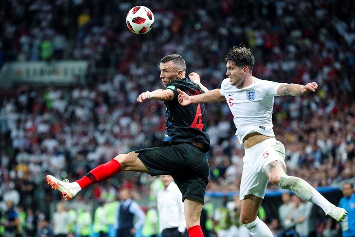 Ivan Perišić i John Stones u čuvenom polufinalu 2018. na Lužnjikiju u Moskvi, kada je Hrvatska slavila 2:1 nakon produžetaka i otišla u finale (Snimio Tom Dubravec / Cropix)