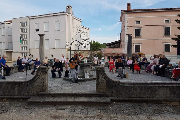 Ove je godine na Batistelinoj šterni u Vižinadi svoje stihove kazivalo 26 pjesnika