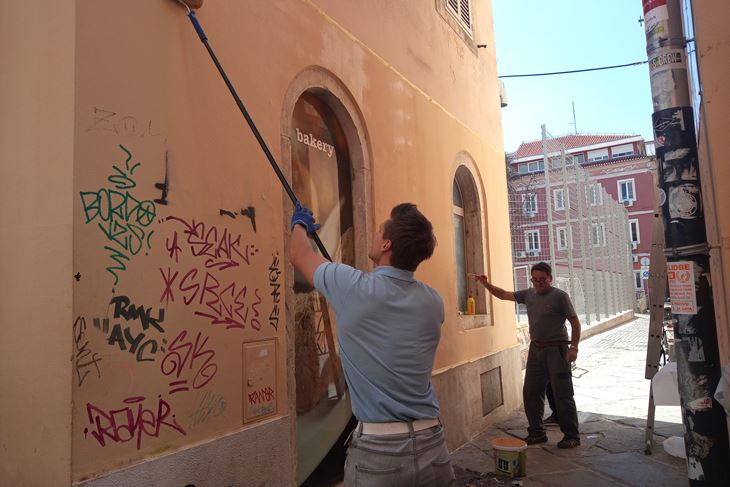 Trebat će dva sloja fasadne boje, ali natpis na kamenu je tvrdokoran (Snimila Duška Palibrk)