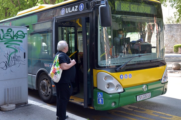 Upola je manje putnika i prihoda ovog svibnja nego 2019., kažu u Pulaprometu (Snimio Neven Lazarević / Arhiva)