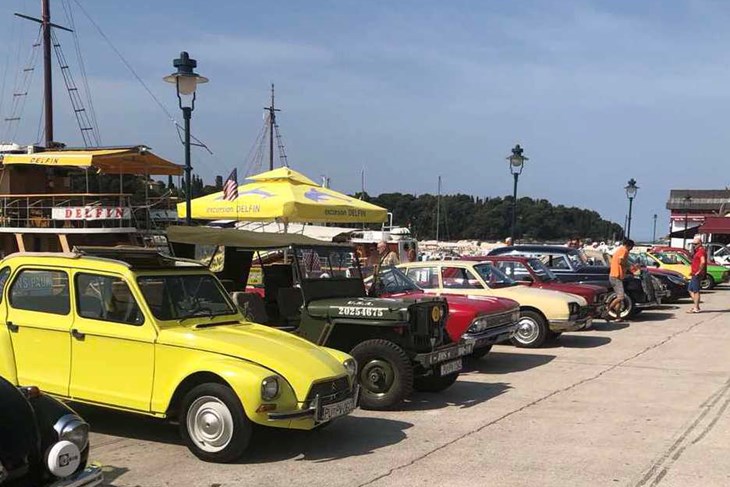 Dio izloženih oldtimera na gradskom trgu