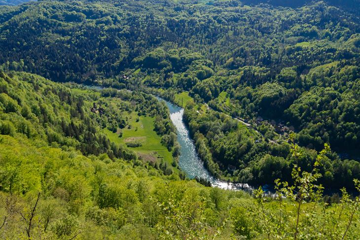 Brod Moravice, pogled na Medveju stenu (Foto Lea Grgurić)