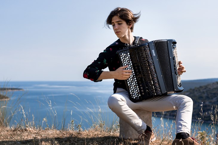 Večeras nastupa perspektivni maturant pulske glazbene škole i budući student klasične harmonike Leonardo Rojnić