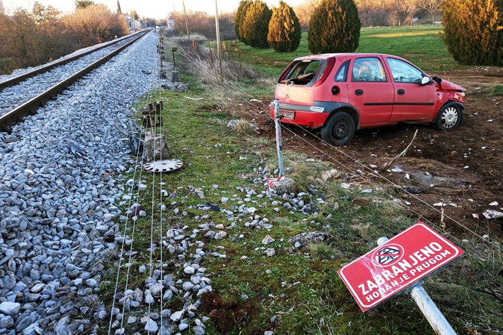 Vozač je preživio nalet automobila pod vlak na prijelazu kod Svetog Petra u Šumi (Snimio: Dejan Štifanić)