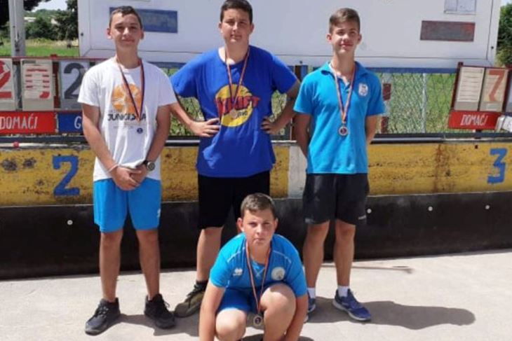 Slijeva: Filip Kajin, Luigi Šimac i Nino Majcan; čuči Simon Kajin