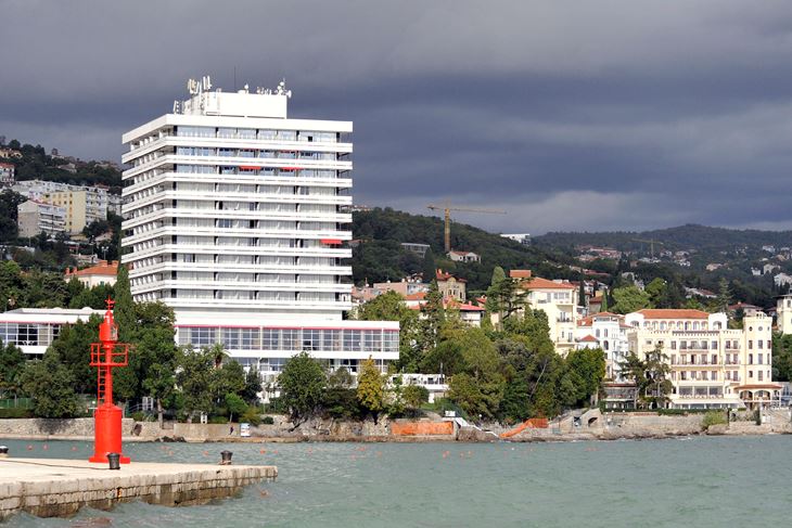 LHR posjeduje 18 hotela na opatijskom području, između ostalog poznate hotele Kvarner, Imperial i Ambasador (na fotografiji) (Snimio Vedran Karuza/Novi list)