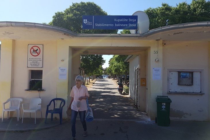 Ulaz automobilom naplaćuje se deset, a motociklom pet kuna (Snimila Mirjana Vermezović Ivanović)
