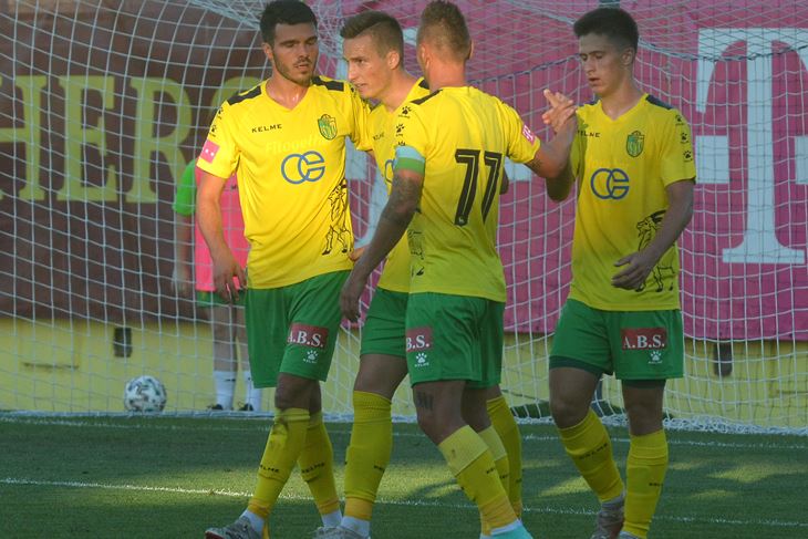 DVOSTRUKI STRIJELAC OKRUŽEN SUIGRAČIMA - Miroslavu Iličiću čestitaju Frano Mlinar, Slavko Blagojević i Mateo Lisica (Snimio Danilo Memedović)