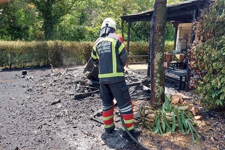 Požar kamp prikolice u naselju Seget kraj Umaga (Foto: JVP Umag)