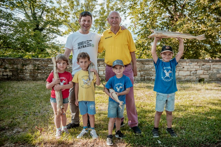 U pjesmi i spotu sudjeluju i Valićeva djeca, Bankovi unuci, sin te njihovi prijatelji iz cijele Istre i šire