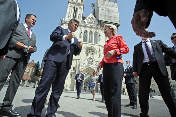 Ursula von der Leyen i Plenkovicxx posjetili zagrebacxku katedraluZagreb, 08.07.2021 - Predsjednica Eurospke komisije Ursula von der Leyen i predsjednik Vlade Andrej Plenkovicxx posjetili su zagrebacxku katedralu koja je osxtecxxena u prosxlogodisxnjem potresu. foto HINA