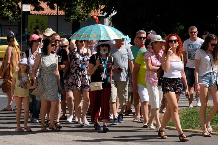 Turisti u Puli (Snimio Milivoj Mijošek)
