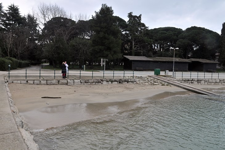 Plaža kod rovinjske bolnice (Ilustracija/Arhiva Glasa Istre)