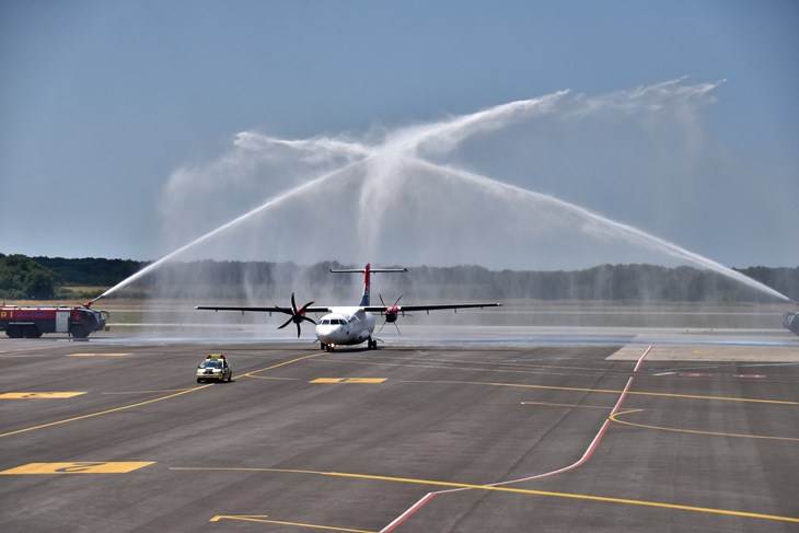Avion Air Serbije jutros stiže u Pulu (snimio D. MARUŠIĆ ČIČI)