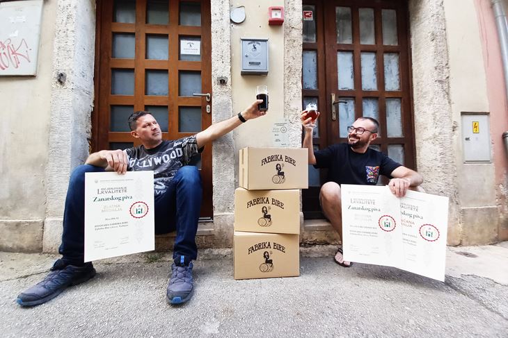 Andi Mošnja i Andrej Lui ispred Fabrike bire  (Snimila Tea Tidić)