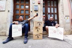 Andi Mošnja i Andrej Lui ispred Fabrike bire  (Snimila Tea Tidić)