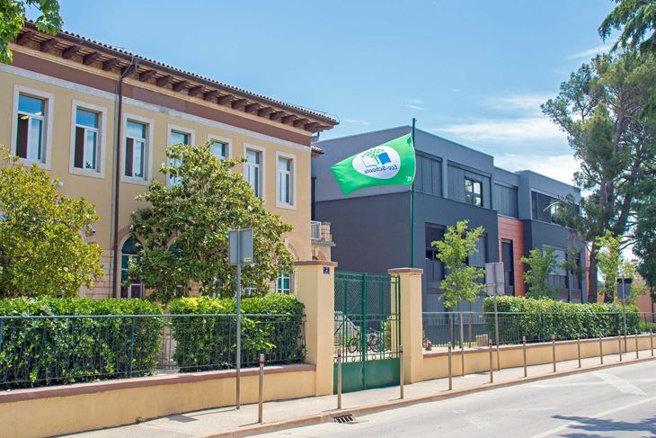 Zelena zastava u dvorištu škole