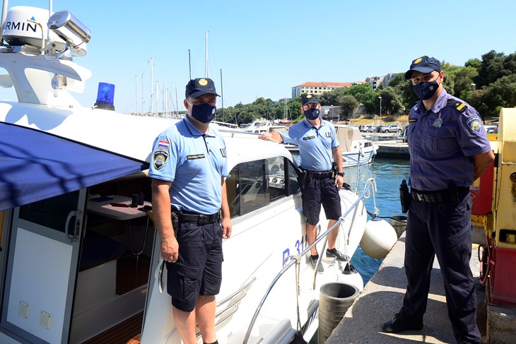 Ekipa pomorske policije (snimio: Dejan Štifanić)