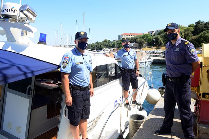 Ekipa pomorske policije (snimio: Dejan Štifanić)