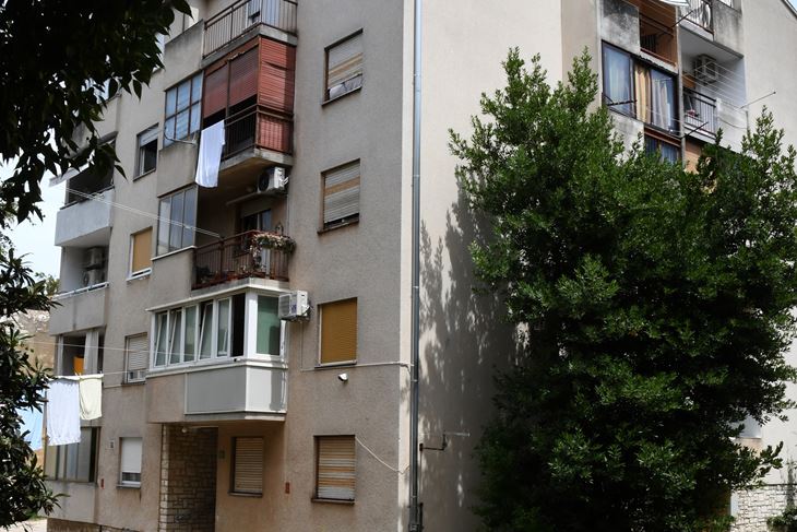 Zgrada koja je išarana (snimio M. MIJOŠEK)