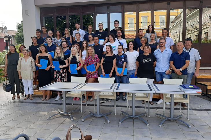Maturanti pulske TSŠ "Dante Alighieri" s profesorima (Lara BAGAR)