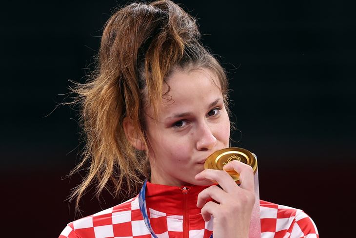 Matea Jelić na dodjeli medalja (EPA)
