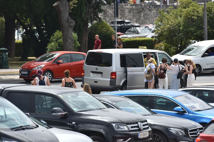 Centar Pule je često zakrčen automobilima (snimio D. MARUŠIĆ ČIČI)