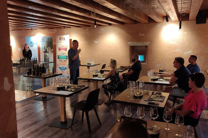 Kombiniranje hrane i vina održano je u kaštelu