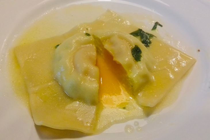Raviolon od skute i žumanjka u umaku od salvie (Foto: Strukovna škola Eugena Kumičića Rovinj - Scuola di formazione professionale Eugen Kumičić Rovigno)