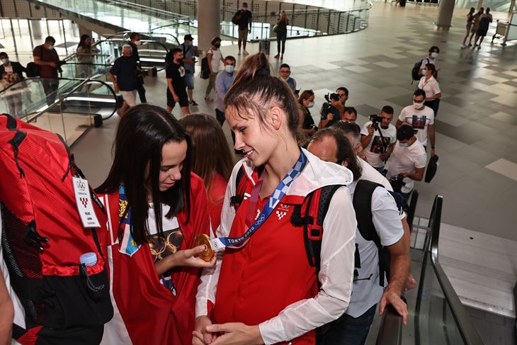 Matea Jelić sa zlatnom medaljom kreće na putovanje kući (Snimio B. Vukičević/Cropix)