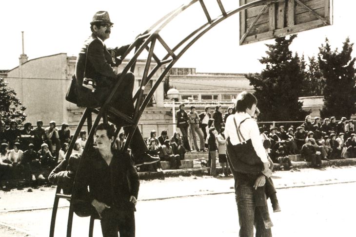 Dušan Ćurić, 1922.-2009., sjedi na košu, igralište "žute škole"