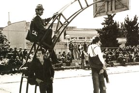 Dušan Ćurić, 1922.-2009., sjedi na košu, igralište "žute škole"