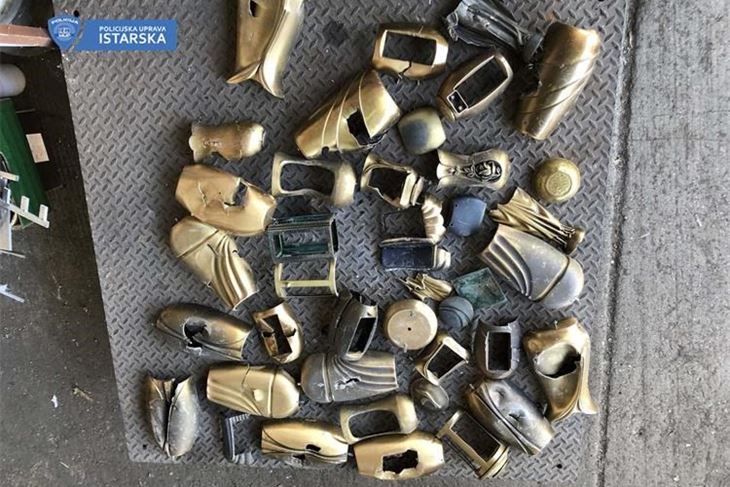 Ukradene vaze i ostali predmeti s groblja Pomer