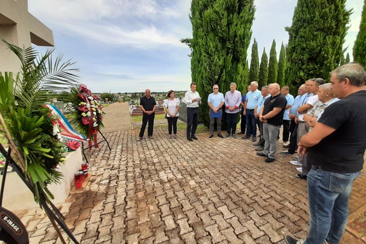 Polaganje vijenaca u Novigradu