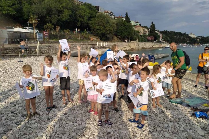 Za svoje plivačko znanje dobili su diplome (Snimio Branko Biočić)
