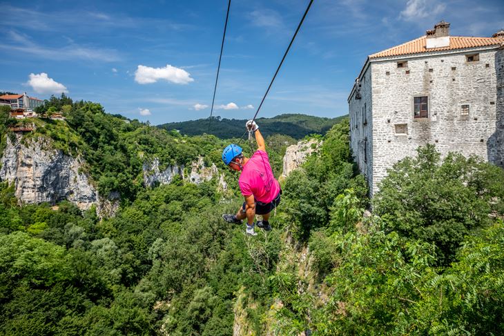 Zip lineom može se vidjeti Pazinska jama iz ptičje perspektive