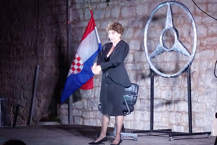 Ecija Ojdanić u predstavi "Vla Vla Vlajland cabaret" na trgu Tomaso Bembo (Snimio Marko Hajoš)