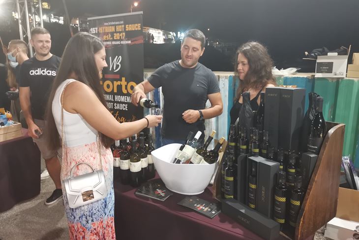 ISTRA - Svakoga petka na Rabacxkoj rivi odrzxava se sajam autohtonih proizvoda- vinar Lari Juricxicxx